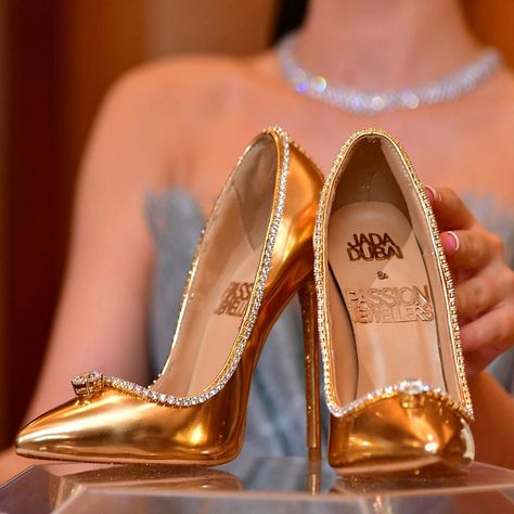 Top 10 Most Expensive Shoe Brands In The World Jada Dubai, Expensive High Heels, Where To Buy Shoes, Expensive Heels, Marilyn Monroe Shoes, Most Expensive Shoes, Glamorous Lifestyle, Dollar Store Finds, Diamond Shoes