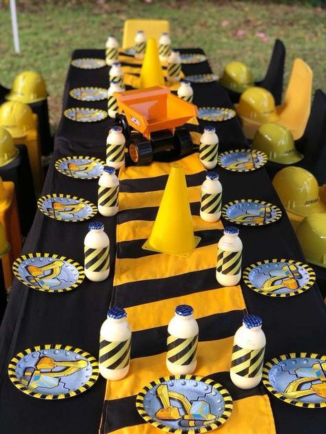 The table settings at this Construction Birthday Party are so much fun!! ! See more party ideas and share yours at CatchMyParty.com #catchmyparty #partyideas Table Settings For Parties, End Of School Party Ideas, Fun Table Settings, End Of School Party, School Party Ideas, Construction Theme Party, Construction Birthday Party, Retirement Celebration, Party Tables