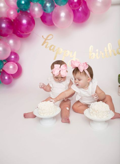 1 Year Twins Photo Shoot, Girl Birthday Photoshooting, Twins First Birthday Photoshoot, Twin Baby Birthday, Smash Cake Session, Birthday Twins, Baby Birthday Photoshoot, Twin Birthday Parties, 1 Year Birthday