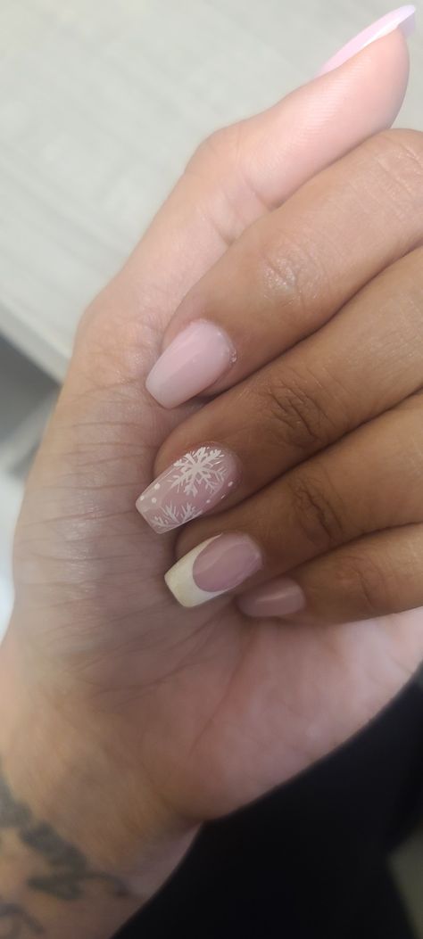 Square French Tip Christmas Nails, Squoval Nails Christmas, Simple Nail Designs For Winter, Square Snowflake Nails, French Tip Christmas Nail Ideas Square, Snowflake French Tips, French Tips Snowflake, Winter French Tip Nails Square, Snowflake Nails French Tip