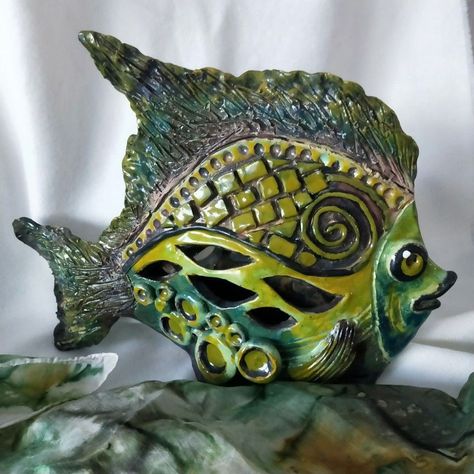 Fish Ceramics Pottery, Ceramic Fish Sculpture, Clay Fish, Coil Pottery, Slab Ceramics, Ceramic Sculpture Figurative, Pottery Animals, Pottery Painting Designs, Pottery Handbuilding