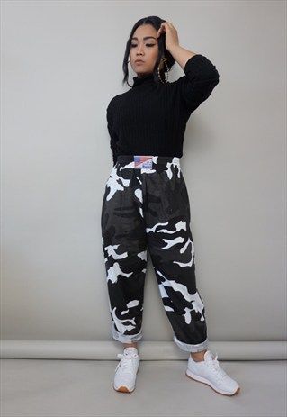 CAMO / CAMOUFLAGE ARMY SWEATPANTS / TROUSERS / JOGGERS Camo Pants Outfit, Looks Hip Hop, Scarf Jacket, Women Trousers, Looks Party, Tomboy Style Outfits, Tomboy Fashion, Swag Outfits, Teen Fashion Outfits