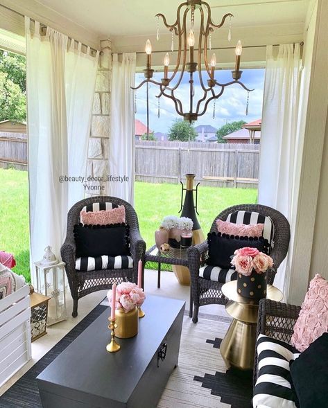 🏡Andi K'Realtor🏠 on Instagram: “What a pretty design! 🌸 . Via @styling.your.life @beauty_decor_lifestyle . . #homedesign #interiordecor #luxury #homeinspo #living #ideas…” Glam Patio, Deck Landscaping, Outside Decor, Summer Backyard, Mesa Exterior, Front Porch Decorating, Porch Design, Cozy Decor, Outdoor Patio Decor