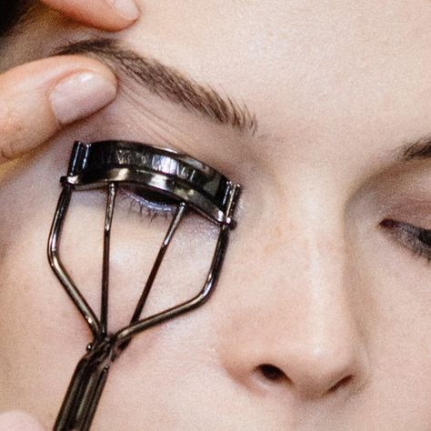 Eyelash Curler Hacks, Eye Lash Curler, Tiktok Beauty, Perfect Winged Eyeliner, Eyeliner Hacks, Makeup Over 50, Eyelash Curlers, Kylie Cosmetic, First Perfume