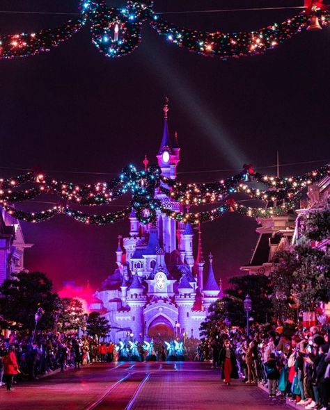 Sleeping Beauty Castle and Main Street USA are decorated for christmas. Disneyland Paris DLP Disneyland Paris Christmas, Christmas Disneyland, Disneyland Paris Castle, Paris Christmas, Park Aesthetic, Christmas Disney, Sleeping Beauty Castle, Main Street Usa, Disney Aesthetic