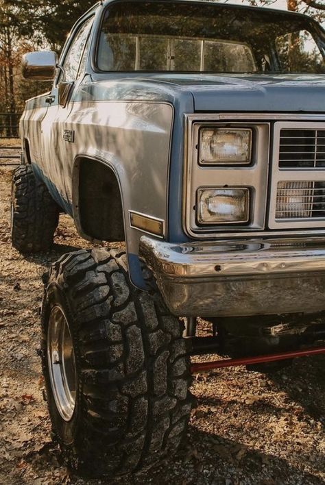 Old Truck Wallpaper, Square Body Chevy Wallpaper, Old Chevy Trucks Wallpaper, 1985 Chevy Truck, Jacked Up Chevy, Best Pickup Truck, Country Trucks, Studebaker Trucks, Trucks Lifted Diesel