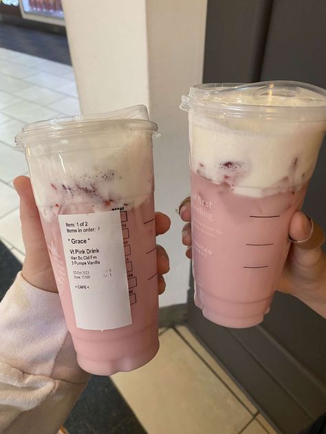 Strawberry Latte, Aesthetic Foods, Passion Tea, Fruit Smoothie Recipes Healthy, How To Order Starbucks, Ginger Cake, Pink Drink, Raspberry Syrup, Peach Juice