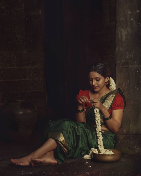 Indian Women Painting, Join Hands, Photography Inspiration Portrait, Indian Photoshoot, Saree Photoshoot, Indian Photography, Portrait Photography Poses, Indian Aesthetic, Photography Poses Women