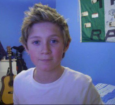 Niall Horan de pequeño Niall Horan, One Direction, Blonde, Wall, Hair, Blue