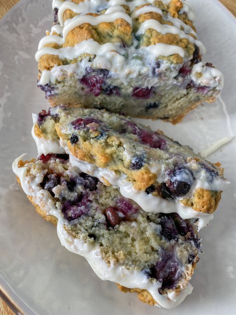 Super Moist Vegan Blueberry Lemon Loaf Blueberry Lemon Loaf, Vegan Cream Cheese Icing, Lemon Blueberry Muffins Recipe, Delicious Lemon Cake, Lemon Loaf Recipe, Vegan Lemon Cake, Fall Apple Recipes, Lemon Blueberry Muffins, Blueberry Lemon Cake