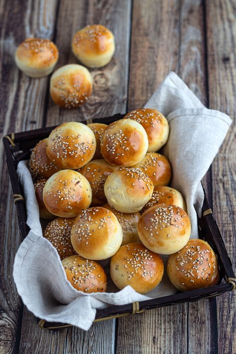 Mini pain à burger - Amandine Cooking Mini Burger Buns Recipe, Mini Burger Recipe, Burger Mini, Mini Burger Buns, Burger Bread, Burger Buns Recipe, Mini Cheeseburger, Mini Hamburger, Mini Hot Dogs