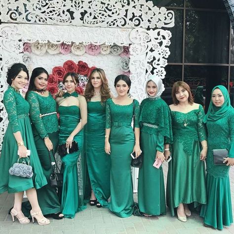 Asian Bridesmaid Dresses, Bridesmaid Dresses Hijab, Braidsmaid Dresses, Dress Pesta, Kebaya Dress, Sisters Dress, Batik Fashion, Theme Dress, Green Dresses