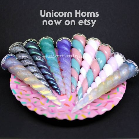 Polymer Clay Unicorn, Clay Unicorn, Unicorn Horns, Kawaii Charms, Cute Miniature, Festival Costumes, Unicorn Horn, Clay Art Projects, Art Crafts