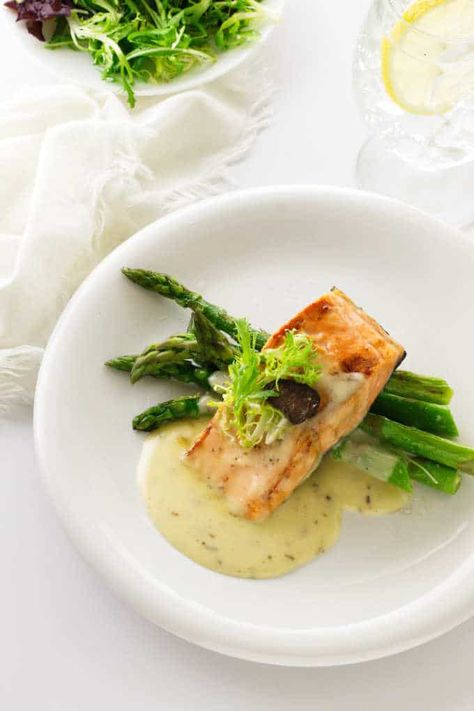 Salmon With Beurre Blanc Sauce, Plated Salmon Fine Dining, Gourmet Salmon Dinner, Salmon Beurre Blanc, Plated Fish Dishes, Fancy Salmon Plating, Salmon Appetizer Fine Dining, Gourmet Salmon Plating, Fancy Entrees Dinners