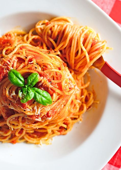 Spaghetti Napolitana, Pasta Napolitana, Spaghetti Marinara, Food Dinner, White Plate, Basil Leaves, Food Test, Noodle Dishes, Marinara Sauce