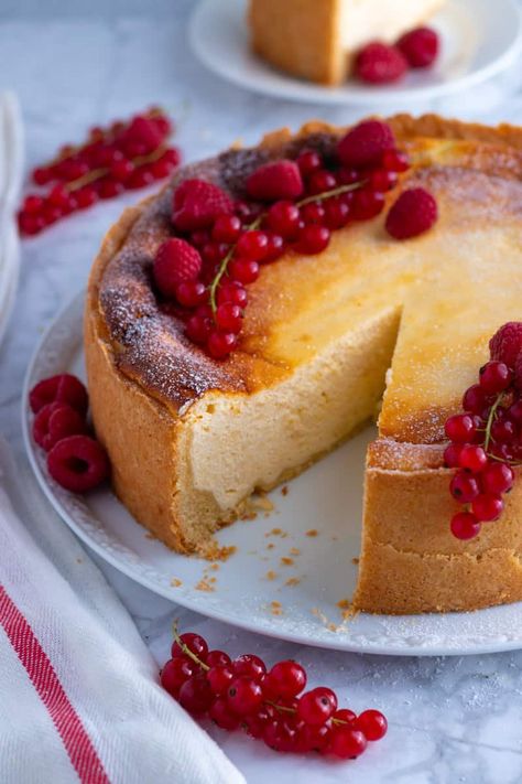 German Cake Recipes, German Cheesecake Recipe, Slavic Recipes, German To English, Cookbook Inspiration, German Cakes Recipes, German Cheesecake, Bakers Delight, Short Pastry