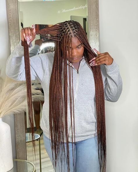 Very Small Knotless Braids, 30 Hair Color Knotless Braids, 30 And 350 Knotless Braids, Colour 340 Knotless Braids, 30 Box Braids Color, Notlessbox Braids With Color, Small Knotless Braids Hairstyles With Color, Small Brown Knotless Braids, Small Knotless With Color