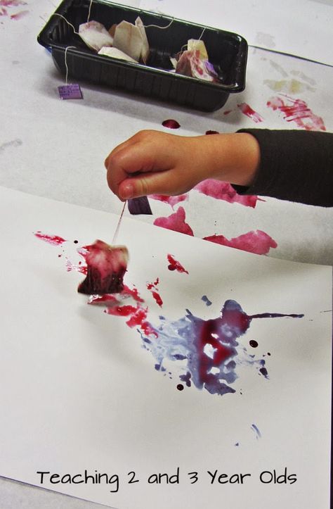 Painting with Tea Bags from Teaching 2 and 3 Year Olds (",) Paint With Tea Bags, Painting With Tea Bags, Tea Bag Painting, Tea Bag Crafts, Painting With Tea, Tea Painting, Tee Kunst, Bag Painting, Tea Bag Art