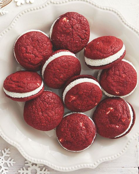 red velvet diy valentines day gifts Pioneer Woman Cookies, Chasing Daisies, Red Velvet Sandwich Cookies, Memorial Day Desserts, Unique Christmas Cookies, Cookie Sandwich Recipes, Cookies To Make, Hot Chocolate Cookies, Valentines Day Desserts