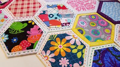 Qayg Hexagon Quilt, Hexagon Quilt As You Go, Qayg Hexagons, Hexagon Quilt Pattern Free, Quilt As You Go Hexagons, Hexie Coasters, Hexagon Quilt Ideas, Epp Quilt Patterns, Quilting Hexagons