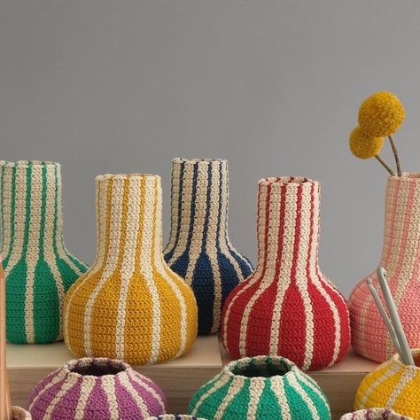 Crochet Vase Pattern, Knitted Home Decor, Pottery Crochet, Crochet Decor Ideas, Crochet Office, Vase Crochet, Crochet Interior, Crochet Vase, Crochet Lampshade