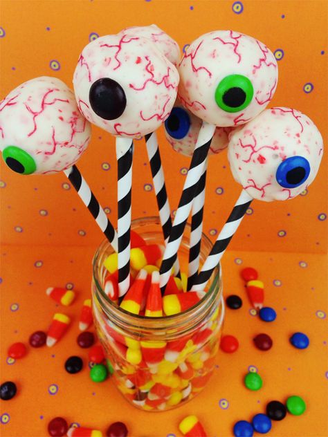 Eyeball Cake Pops for Halloween - Southern Couture Easy Halloween Dessert Recipes, Halloween Treats Recipes, Halloween Cake Pop Recipes, Eyeball Cake Pops, Eyeball Cake, Halloween Dessert Recipes, Homemade Halloween Treats, Fun Halloween Desserts, Spooky Halloween Treats