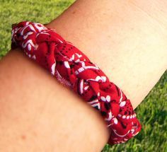 This is for you Jennye :) braided bandana bracelet. i'd like to add beads to it! Bandana Bracelet, Bandana Quilt, Bandana Crafts, Bandanas Diy, Braid Bracelet, Wild West Party, Western Crafts, Summer Camp Crafts, Horse Camp