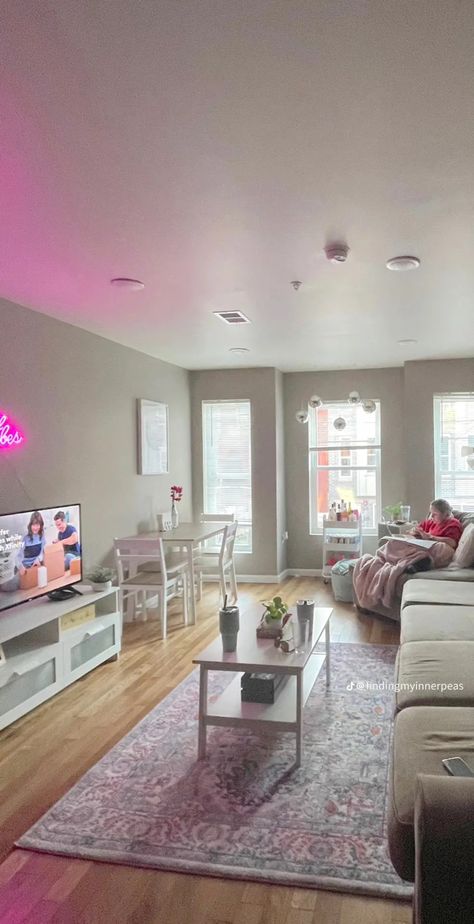 First Apartment College Student, Cute Apartments For Best Friends, Living Room Ideas College Apartment, College Apartment Aesthetic Kitchen, Tv Room Apartment, Best Friends Apartment, Cute College House Ideas, College Apartment Living Room Decorating Ideas Wall Art, Grad School Apartment