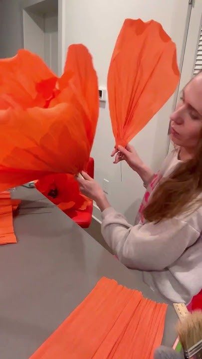 Giant Crepe Paper Flowers, Crepe Paper Poppy, Crepe Paper Flowers Tutorial, Crepe Paper Flowers Diy, Handmade Tutorial, Shorts Diy, Crepe Paper Flowers, Giant Flowers, Paper Flower Tutorial