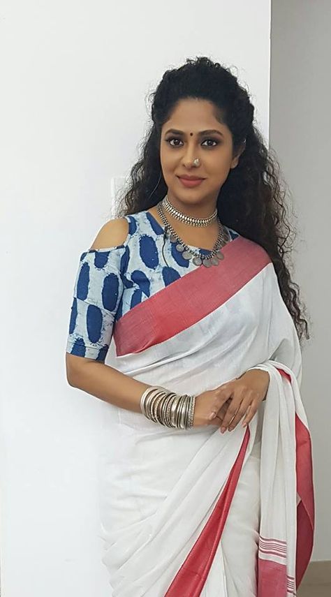 Poornima indrajith in white saree with navy blue blouse. #pranaah Poornima Indrajith, Cold Shoulder Blouse Designs, Sari Blouse Styles, Saree Plain, Saree Jackets, Kalamkari Blouse, Choli Blouse, Kerala Saree, Navy Blue Blouse