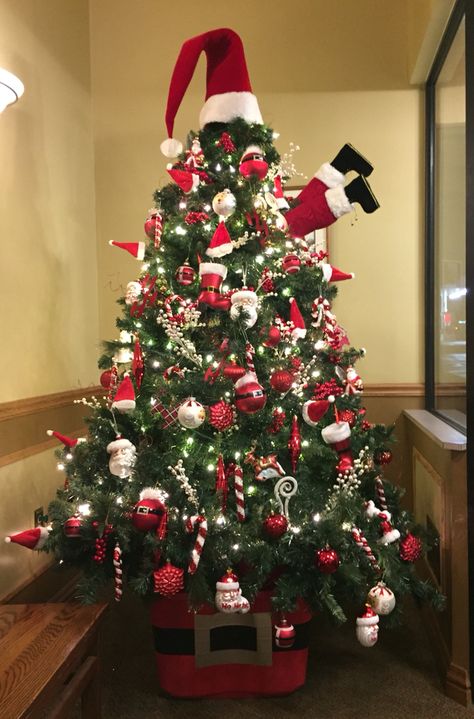 Santa Christmas Tree Christmas Tree Ideas Santa Theme, Believe Themed Christmas Tree, Santa Themed Christmas Tree Ideas, Santa Christmas Tree Ideas, Santa Christmas Trees, Santa Claus Tree Theme, Santa Theme Christmas Tree, Santa Trees Theme, Santa Claus Christmas Tree Theme