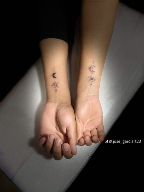 Unique Sister Tattoos, First Tattoo Ideas, First Time Tattoos, Cute Matching Tattoos, Matching Friend Tattoos, Stunning Tattoos, Small Shoulder Tattoos, Matching Sister Tattoos, Anklet Tattoos