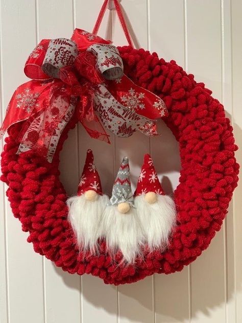 Loopy Yarn Wreath, Chicken Wreaths, Gnomes Wreath, Gnome Wreaths, Cloth Wreath, Christmas Yarn Wreaths, Crochet Christmas Garland, Yarn Wreaths, Loopy Yarn