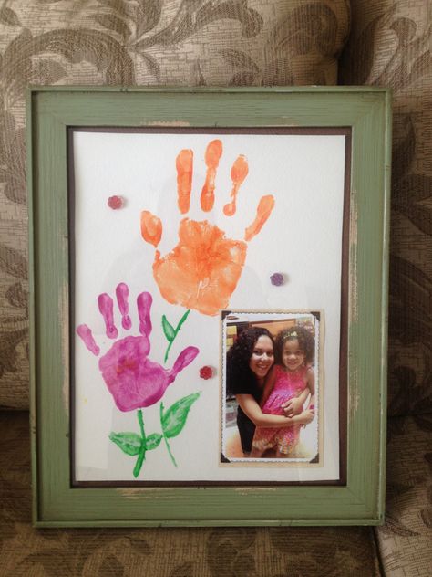 Toddler Crafts For Grandma Mothers Day, Mother Daughter Handprint Art, Mother’s Day Gifts From Kids With Pictures, Grandmothers Day Crafts For Kids, Mothers Day Craft With Picture, Mommy And Me Canvas Painting, Diy Mother’s Day Gift From Grandkids, Mommy And Me Arts And Crafts, Mom And Daughter Crafts