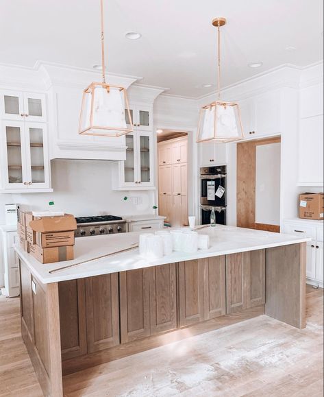 Large Kitchen With High Ceilings, Simple Kitchen Tiles, Basic Kitchen Design, Amazing Interior Design, White Oak Kitchen, Lake House Kitchen, Design House Interior, Interior Design House, Lake Oconee