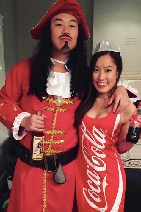 We Go Together Like Rum and Coke Costumes Faciles, Cute Couples Costumes, Funny Couple Costumes, Halloween Mode, Halloween Camping, Funny Couple Halloween Costumes, Kostum Halloween, Halloween Parejas, Best Couples Costumes