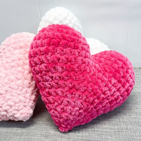 Cute Crochet Pillow Patterns https://youtu.be/1osOC-elYp8?si=yxLWTexYvkozsFVg Crochet Heart Pillow Tutorial, Crochet Dorm Decor, Heart Crochet Pillow, Crochet Heart Pillow, Island Styling, Gifts For Valentines, Product Photoshoot, Crochet Heart Pattern, Crochet Pillow Pattern