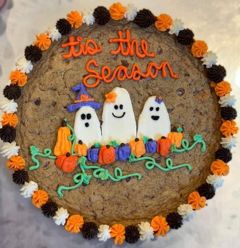 Funny Cookie Cakes, Round Cookie Cake, Fall Sheet Cake Ideas, Halloween Cookie Cakes Ideas, Buttercream Halloween Cookies, Halloween Cookie Cake Designs, Fall Cookie Cake Designs, Birthday Cookie Cake Designs, Halloween Cookie Cakes