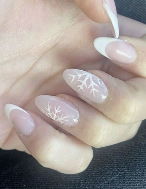 Cute Christmas Nails Snowflakes, White French With Snowflakes, Christmas Nails French Tip Snowflake, Winter French Tip Nails Snowflakes, Nails Christmas Snowflake, Winter Nail Ideas Snowflakes, Nail Ideas Snowflake, Nails Idea Christmas, Winter And Christmas Nails