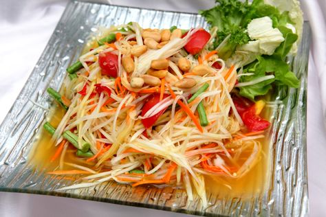 Som Tum (Papaya Salad) #bangkok #specialties #accorcityguide The nearest Accor hotel : Pullman Bangkok Hotel G Easy Thai Food, Spicy Papaya Salad, Som Tum, Thai Food Recipes, Spiced Pumpkin Soup, Bang Bang Chicken, Salad Inspiration, Foods To Try, Papaya Salad