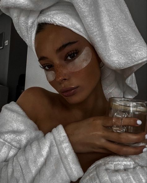 Skin care self-care clean girl aesthetic Clean Girl Aesthetic, Soft Girl Aesthetic, Skincare Aesthetic, Photography Posing Guide, Winter Skin Care, Posing Guide, Beauty Shots, Baddie Makeup, Photo Mask