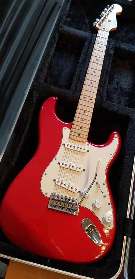 2006 Fender Stratocaster MIM.  Chrome red. Beautiful, only needs a good setup and new strings. Bought with the intention to sell her again. But man, she's a looker.  Who knows maybe this red lady stays. Red And White Guitar, Fender Stratocaster Aesthetic, Fender Stratocaster Wallpaper, Fender Stratocaster Red, Red Stratocaster, Famous Guitarists, Red Electric Guitar, Chrome Red, Air Guitar