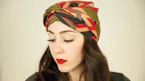 Kopftuch binden: 39 kreative Ideen und Anleitung zum Selbermachen Diy Head Scarf, Headwrap Tutorial, Bobby Pin Hairstyles, Hair Scarf Styles, Head Scarf Styles, Pigtail Hairstyles, Hippie Look, Trendy Swimwear, Twist Headband