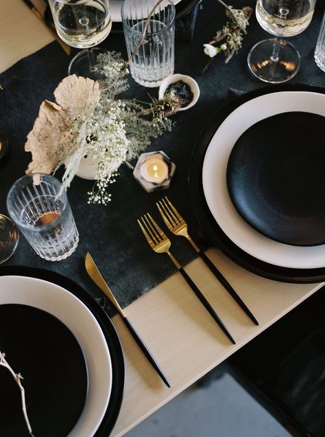 These black plates against the wood of the table is really striking. Black Plates Dining Table, Table Settings Black Plates, Black And Wood Table Setting, Wedding Table Black Plates, Diner Table Decoration, Black Table With Placemats, Table Setting Black Plates, Dining Table Decor Black Plates, Black Dinnerware Table Settings