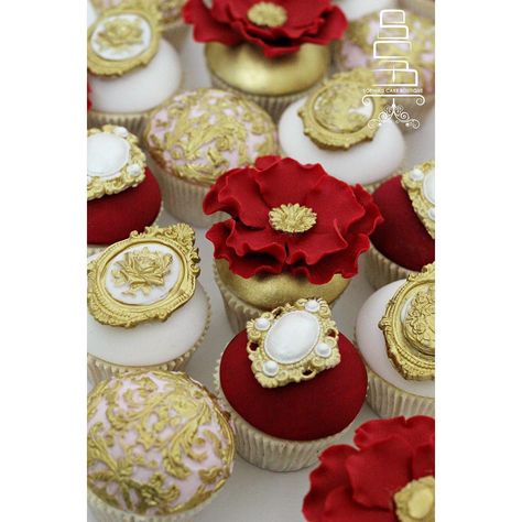 Luxury Cupcake Design, Maroon And Gold Cupcakes, Gold Theme Cupcakes, Elegant Cupcake Designs Gold, Gold Glitter Cupcakes, Scarlet Wedding, Luxury Cupcakes, Sophia Cake, Cupcake Favors