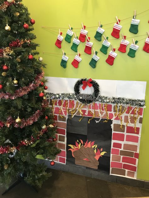 Prek Ideas, Diy Christmas Door, Christmas Playlist, Preschool Classroom Decor, Bulletin Board Ideas, School Decor, Christmas School, Paper Christmas Tree, Christmas Classroom