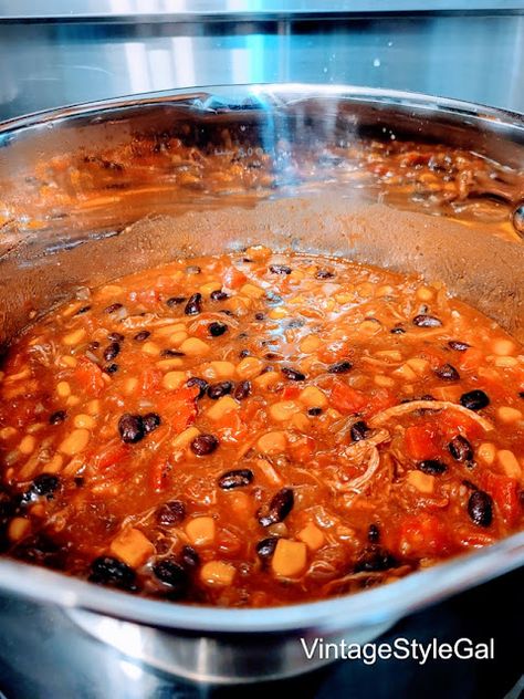 Chili pulled pork Recipes With Black Beans And Corn, Pulled Pork Soup, Leftover Pork Loin Recipes, Pulled Pork Chili Recipe, Pulled Pork Chili, Pork Soup Recipes, Chili Recipe With Black Beans, Pork Chili, Barbecue Pulled Pork