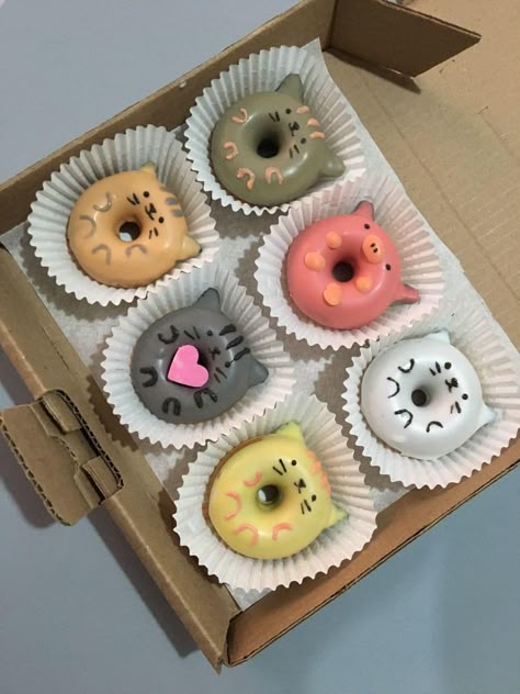 Donat Glaze, Donuts Ideas, Donut Decorating Ideas, Star Donuts, Donut Design, Donut Decorations, Mini Doughnuts, Kawaii Dessert, Cute Donuts