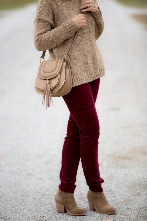 Burgandy Pants Outfits Work Winter, Styling Maroon Pants, Maroon Corduroy Pants Outfit, Corduroy Pants Outfit Fall, Corduroy Pants Outfit Winter, Red Corduroy Pants Outfit, Corduroy Pants Outfit Women, Outfit Pantalon Vino, Corduroy Pants Outfit