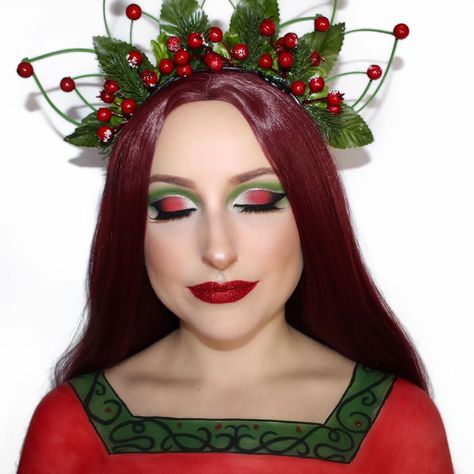 MUA ~ Jessica on Instagram: “Day 21 of 25 days of Christmas Makeup! 🎄 Ghost of Christmas Present 👻  Ghost of Christmas future coming tomorrow! This crown in my…” Ghost Of Christmas Present, Christmas Face Painting, 25 Days Of Christmas, Christmas Makeup, Christmas Presents, Face Paint, Ghost, Makeup Looks, Makeup